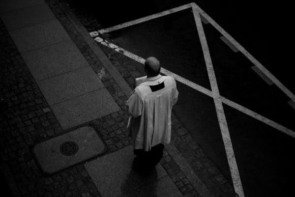 Toruń, ksiądz na ulicy