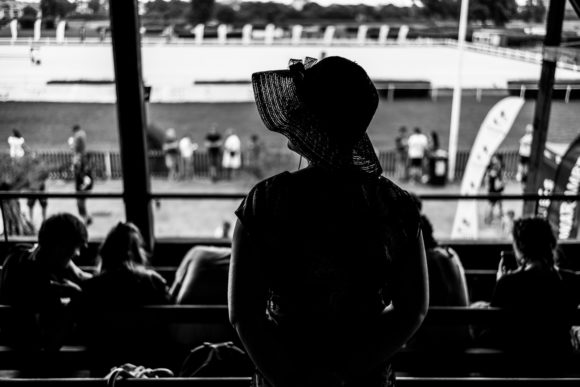 Kobieta w kalepuszu Hipodrom Sopot - trybuna